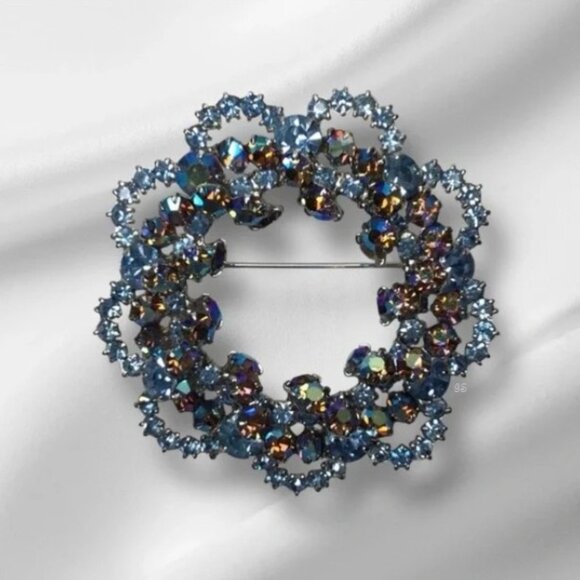 ⛔️SOLD⛔️ Large Vintage Blue Aurora Borealis Wreath Brooch Silver Tone - Picture 15 of 16